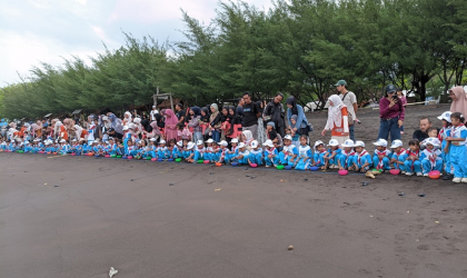 Pelepasliaran Tukik Bersama Siswa Siswi TK Pembina