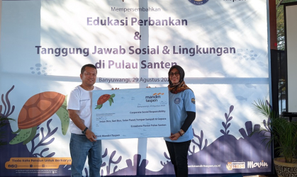 Sosialisasi kepada masyarakat di Pantai Pulau Santen