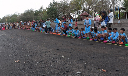 Pelepasliaran Tukik Bersama BCA, Siswa Siswi SDN 2, dan 3 Karangrejo