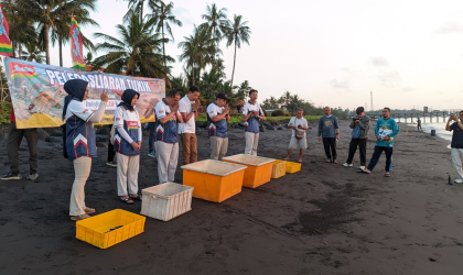 Pelepasliaran Tukik Bersama Branch HR Manager Indofood Noodle Surabaya