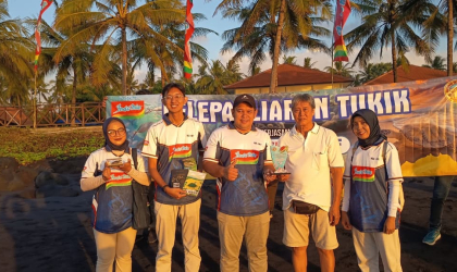 Pelepasliaran Tukik Bersama Branch HR Manager Indofood Noodle Surabaya