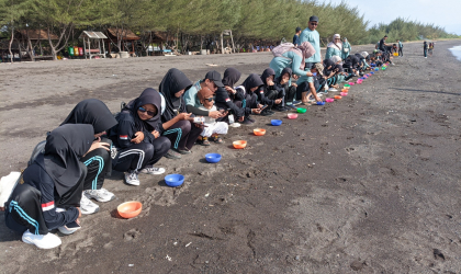 Pelepasliaran Tukik Bersama Siswa Siswi MTsN 10 Banyuwangi