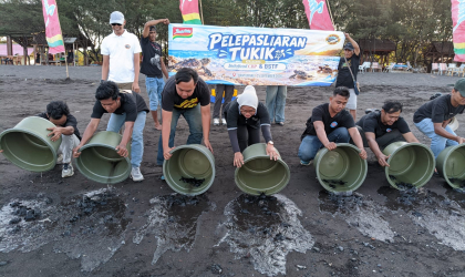 Pelepasliaran Tukik Bersama Indofood Noodle Surabaya