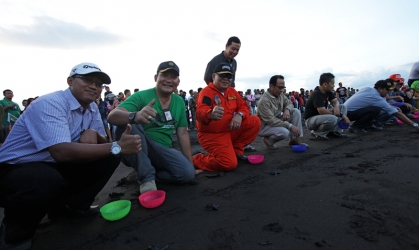 Pelepasliaran Tukik Bersama Calon Penerbang Banyuwangi