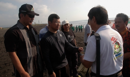 Pelepasliaran Tukik Bersama Pejabat Perhutani Divre Prop Jatim