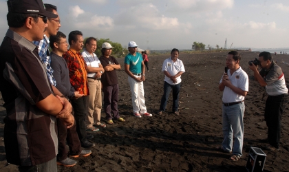 Pelepasliaran Tukik Bersama Pejabat Perhutani Divre Prop Jatim