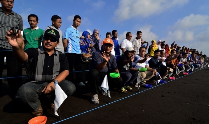 Pelepasliaran Tukik Bersama Pejabat Perhutani Divre Prop Jatim