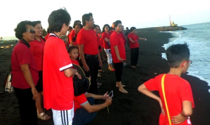 Pelepasliaran Tukik Bersama Anggota Gereja