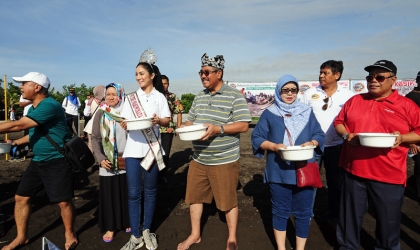 Pelepasliaran Tukik Bersama Putri Pariwisata Indonesia