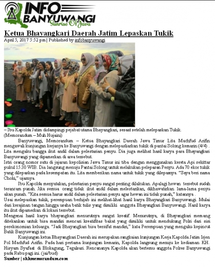 Ketua Bhayangkari Daerah Jatim Lepaskan Tukik - Info Banyuwangi