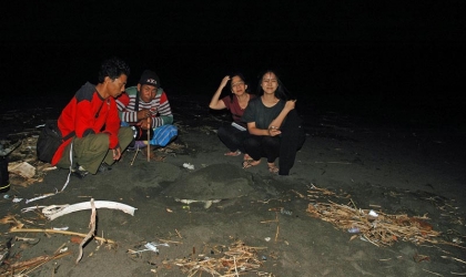 Menemukan Penyu Bertelur di Pantai Boom