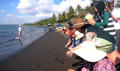 Pelepasliaran Tukik Bersama Ibu Wakapolri