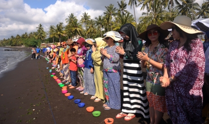 Pelepasliaran Tukik Bersama Ibu Wakapolri