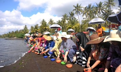 Pelepasliaran Tukik Bersama Ibu Wakapolri