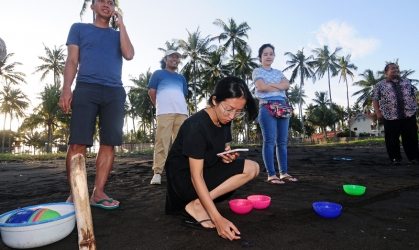 Pelepasliaran Tukik Bersama CEO Jawa Pos