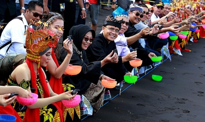 Pelepasliaran Tukik Dalam Event Gandrung Sewu 2017