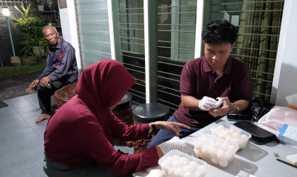 FIKKIA UNAIR Banyuwangi Teliti Cloacal Mucus Penyu Bersama BSTF