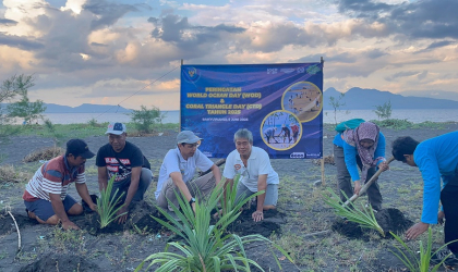 Penanaman Pandan Laut Dalam Memperingati Hari Laut Dunia