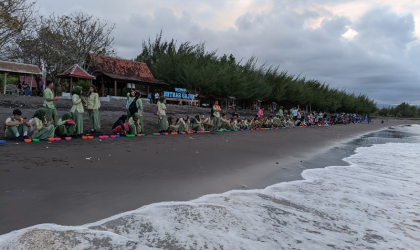 Pelepasliaran Tukik Bersama Siswa Siswi SMPN 1 Glagah 