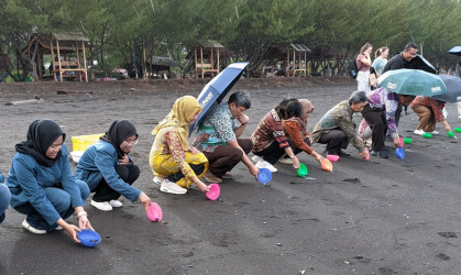 Pelepasliaran Tukik Bersama FIKKIA UNAIR