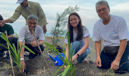 Ketua East Java Ecotourism Forum Agus Wiyono Menanam Bibit Pandan Laut di Pantai Pulau Santen
