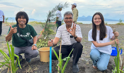 Ketua East Java Ecotourism Forum Agus Wiyono Menanam Bibit Pandan Laut di Pantai Pulau Santen